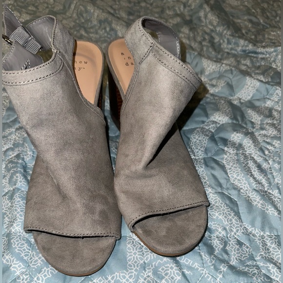 A new day heels - Picture 3 of 4